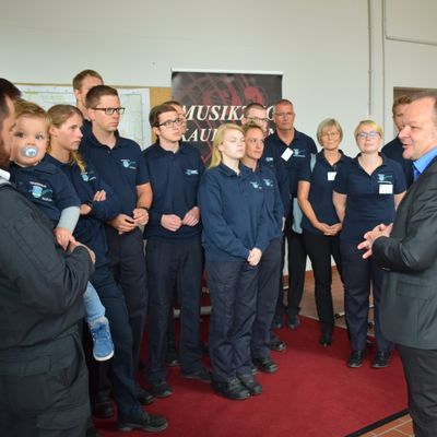 Bild vergrern: Brgermeister Arnim Ro dankte den Mitgliedern der Feuerwehr, des Musikzuges und der Vereine fr ihr Engagement.