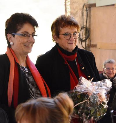Bild vergrößern: Dekanin Carmen Jelinek und die Erste Beigeordnete Doris Bischoff freuten sich über die vielen Gäste im Caféhaus Stiftskirche.
