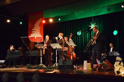 Bild vergrößern: Die Swing-Band Groove Juice aus Kassel begeisterte rund 160 Besucherinnen und Besucher im Bürgerhaussaal.