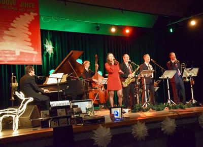 Bild vergrößern: Die Jazz-Formation und ihre Gastsängerin Nicole Jukic präsentierten zahlreiche amerikanische Weihnachtsklassiker.