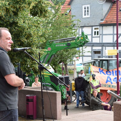 Bild vergrern: Brgermeister Arnim Ro sprach vor dem Rathaus zu den protestierenden Brger*innen sowie Mitgliedern der Brgerinitiative Keine A 44 - Verkehrswende JETZT.