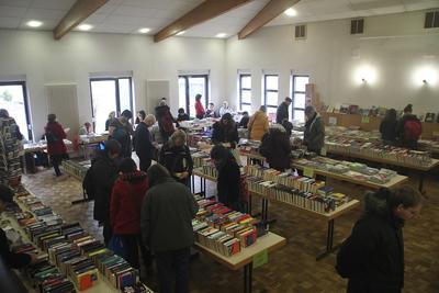 Bild vergrößern: Viele Büchereiliebhaber fanden den Weg ins Bürgerhaus, um nach Leseschätzen zu stöbern.