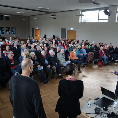 Bild vergrern: Groes Interesse an Klimaschutzveranstaltung: ber 160 Menschen verfolgten den Vortrag Mikrophotovoltaik - Ihr Balkon kann es auch im Brgerhaussaal.