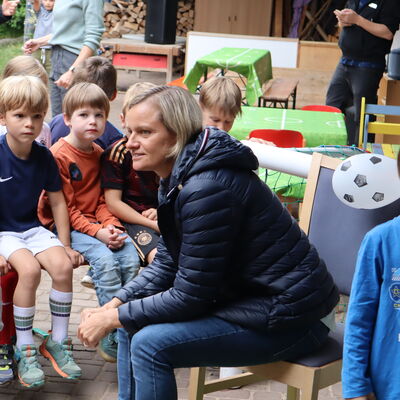 Bild vergrern: Hoher Besuch in der Kita Feldhof: Fuballweltmeisterin Martina Mller stattete in der vergangenen Woche den Kindern im Rahmen ihrer Projektwoche zum Thema Fuball einen Besuch ab.