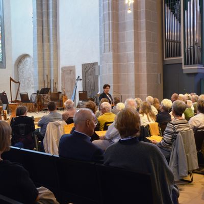 Dekanin Carmen Jelinek konnte in der Stiftskirche nahezu 200 Gäste zu einer Reise ins musikalische Mittelalter begrüßen.