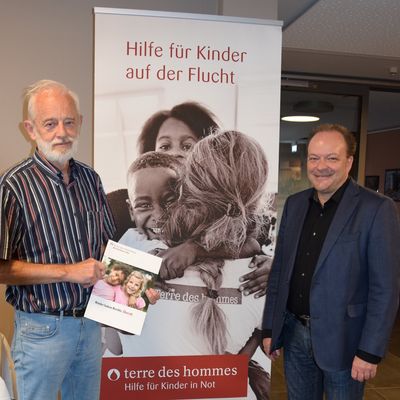 Bild vergrern: Brgermeister Arnim Ro und Rolf Wekeck von terre des hommes - Kassel erffneten im Rathausfoyer eine Ausstellung ber Kinder auf der Flucht, die noch bis zum 31. Oktober 2018 zu sehen ist. 