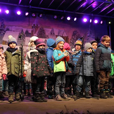 Die Kinder der KiTa »Schöne Aussicht« hatten Spaß beim Weihnachtslieder-Singen auf der Bühne.