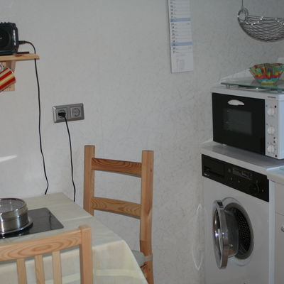 Bild vergrößern: Bild der Ferienwohnung Raabe mit Küchenansicht und Sitzgelegenheiten