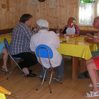 Blick auf die AG Ortsführungen bei der Besprechung in der Weinberghütte
