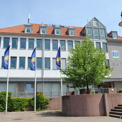 Bild vergrern: Bild des Rathauses der Gemeinde Kaufungen, gesehen von der Leipziger Strae