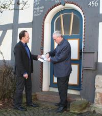 Bild vergrößern: Bild zeigt Bürgermeister Roß mit Heimatforscher Wroz
