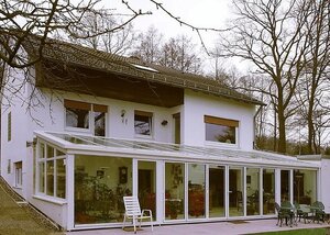 Bild der Privatpension Grabow mit Au&szlig;enansicht und Blick auf den Wintergarten