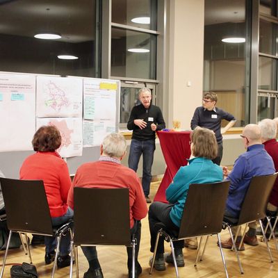 Bild vergr��ern: Angeregtes Ideensammeln und diskutieren in den Arbeitsgruppen (hier: die Gruppe der Geb�udegestaltung).