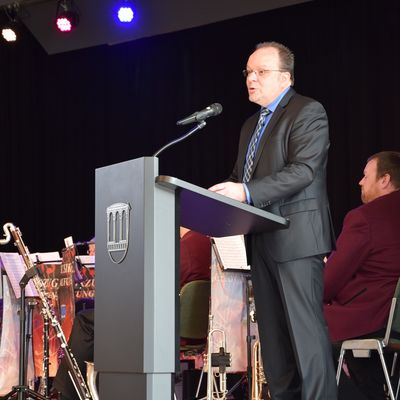 Bild vergr��ern: B�rgermeister Arnim Ro� begr��te als Gastredner Frank Gerhold, Gesch�ftsf�hrer des Freiwilligenzentrums Region Kassel und Vorstandsmitglied der Landesarbeitsgemeinschaft der Freiwilligenagenturen in Hessen.