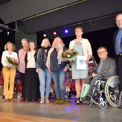 Bild vergr��ern: In diesem Jahr bekamen das Ehepaar Becker sowie die Frauen der Kr�uterwerkstatt die Innovationspreise f�r Kultur und Bildung sowie B�rgerschaftliches Engagement verliehen.