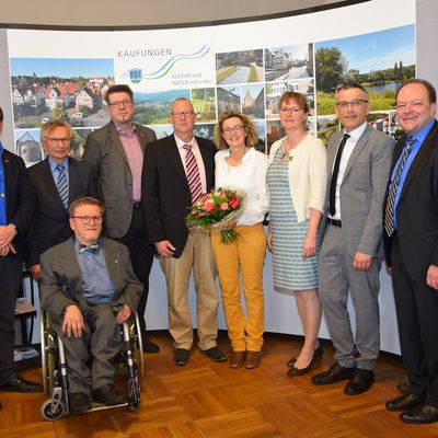 Bild vergr��ern: Die Ehreng�ste des Empfangs: (v.l.n.r.) Bundestagsabgeordneter Timon Gremmels, Ehrenb�rgermeister Gerhard Iske, Gemeindevertretervorsitzender Karl Hellmich, Hauptredner Frank Gerhold, Frank und Christiane Becker, Petra Kellner, Erster Kreisbeigeordneter A