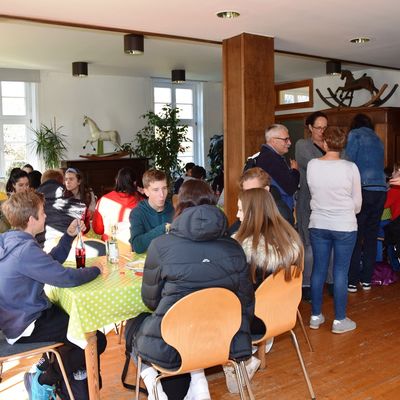 Bild vergr��ern: Begr��t wurden sie im gem�tlichen Wohnzimmer des Regionalmuseums.