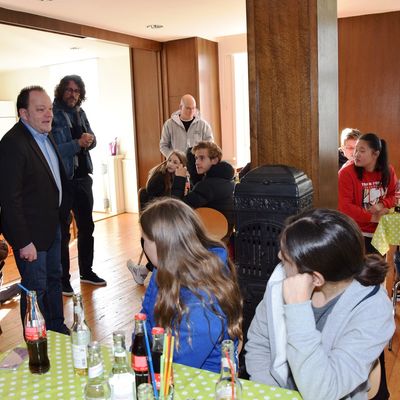 Bild vergr��ern: B�rgermeister Arnim Ro� freute sich, dass auch in diesem Jahr so viele G�ste am Austausch mit der IGS teilnehmen.