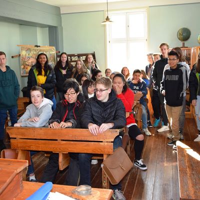 Bild vergr��ern: Wieder einmal machte es den Sch�lerinnen und Sch�lern sichtlich Spa�, in den alten Schulb�nken des historischen Klassenzimmers Platz zu nehmen.