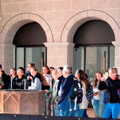 Bild vergr��ern: Beeindruckt waren die Jugendlichen von der neu renovierten Stiftskirche.