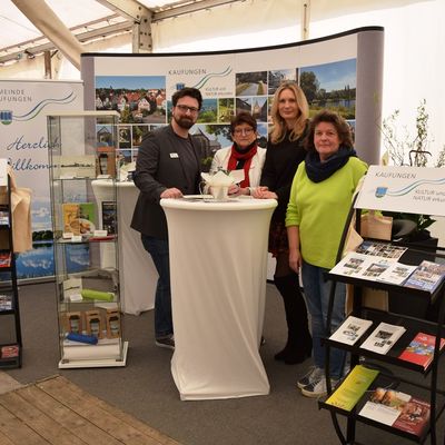 Bild vergr��ern: Auch die Gemeindeverwaltung war mit einem Stand auf der Messe vertreten.