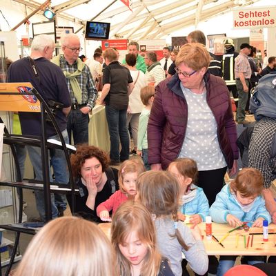 Bild vergr��ern: F�r Kinder gab es zahlreiche M�glichkeiten zu basteln, zu malen oder Spa� zu haben.