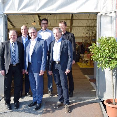 Bild vergr��ern: Die Ehreng�ste beim Rundgang �ber das Ausstellungsgel�nde (v.l.n.r.):