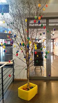 Bild vergr&ouml;&szlig;ern: Der bunt geschm&uuml;ckte Baum hat einen Platz im Rathausfoyer gefunden.
