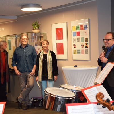 Bild vergr��ern: B�rgermeister Arnim Ro� begr��te zur Er�ffnung G�ste, K�nstler und Musiker und wies auf kreative Exponate der Verbindung von Text, Foto und Grafik hin.