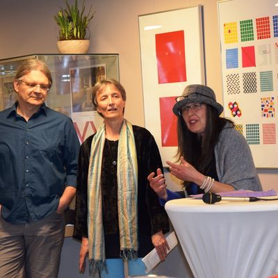 Bild vergr��ern: Laudatorin, Carmen Weidemann, forderte die Besucherinnen und Besucher auf, die Planquadrate zu nutzen und sich von der Kombination mit den Texten inspirieren zu lassen.