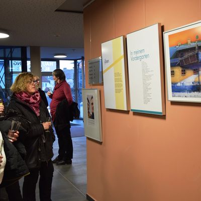 Bild vergr��ern: Bis Mitte August sind die gro�formatigen Arbeiten im Rathaus zu sehen.