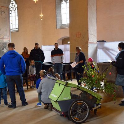 Bild vergr��ern: Entdeckungen, Geschichte und Geschichten mit der Stiftskirche pr�sentierte Stefanie K�hn f�r Menschen mit Kindern ab f�nf Jahren.