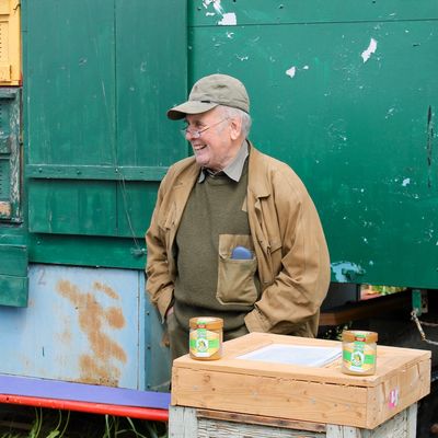 Bild vergr��ern: Hilmar Henkel er�ffnete den Bienenlehrpfad.