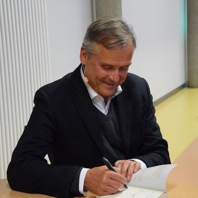 Bild vergr��ern: Der sympathische Kolumnist signierte in der Veranstaltungspause die erworbenen B�cher...