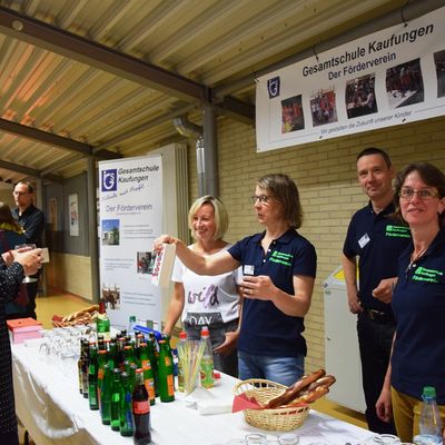 Bild vergr��ern: Ein gut gelauntes Team vom F�rderkreis der IGS k�mmerte sich um das leibliche Wohl in der Pause.