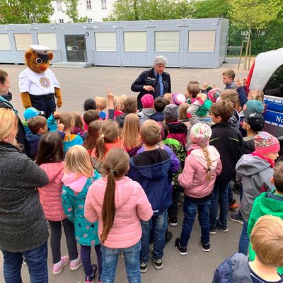 Ein spannender Besuch von Leon mit der Polizei stand für die Kinder der Ernst-Abbe-Schule auf dem Programm.