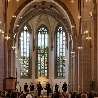 Bild vergrern: Die Bnke sind gefllt: viele Konzertbesucher kamen fr das Benefizkonzert in die Stiftskirche.