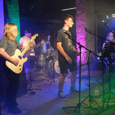 Bild vergr��ern: In der Probenwoche �bten die Jugendlichen rockige und gef�hlvolle Songs ein, begegneten sich innerhalb der Gastfamilien und hatten viel Spa� an der Musik.
