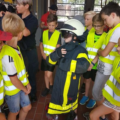 Bild vergrern: In die Fustapfen eines Feuerwehrmanns oder einer Feuerwehrfrau konnten die Kinder bei einem Besuch der Berufsfeuerwehr Kassel treten. 