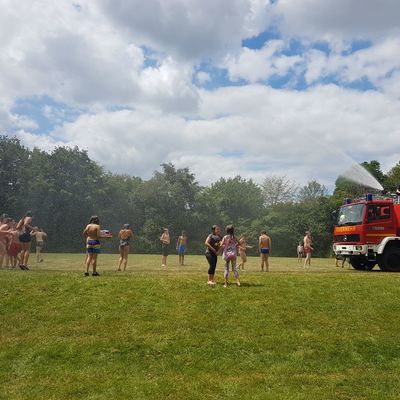 Bild vergr��ern: Viel Spa� bereitete den Kindern die Wasserschlacht mit der Freiwilligen Feuerwehr Kaufungen.  
