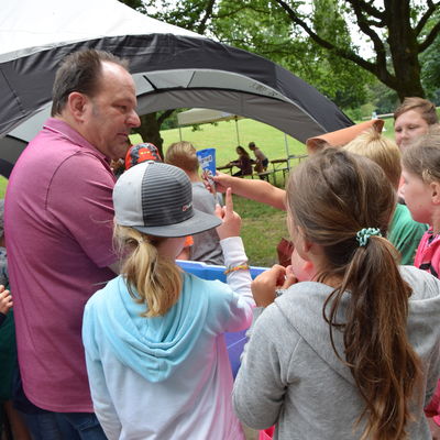Bild vergrern: Brgermeister Ro besuchte die Kinder am Steinertsee und spendierte eine Runde Eis. 
