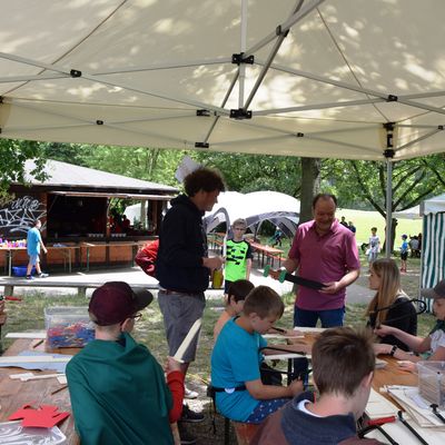 Bild vergr��ern: An verschiedenen Thementischen konnte nach Herzenslust gebastelt werden. Unter anderem wurden Schwerter aus Holz ausges�gt und gestaltet. 