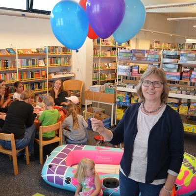 Bild vergr��ern: Monika Sch�nig, B�chereileiterin am Standort Oberkaufungen, freut sich �ber die gro�e Nachfrage beim Ferienspa� in der B�cherei. 