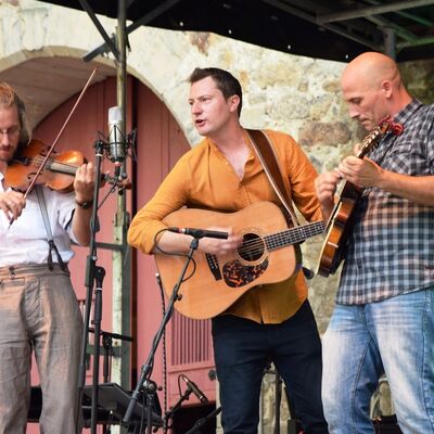Bild vergr&ouml;&szlig;ern: Die drei smarten Künstler von Ballad of Crows präsentierten mit sympathischer Lockerheit selbst geschriebenen Songs aus ihrer Heimat.