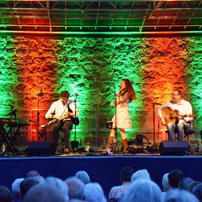 Bild vergrern: Die mit zwei Irish Music Awards ausgezeichnete Celtic Folk-Band Cara sorgte im zweiten Teil des Konzertabends fr beste Unterhaltung und musikalischen Genuss.