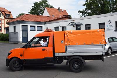 Bild vergrern: Jrgen Christmann, Leiter des Bauamtes, freut sich ber die Anschaffung des neuen Bauhofautos mit den leisen Fahrgeruschen.