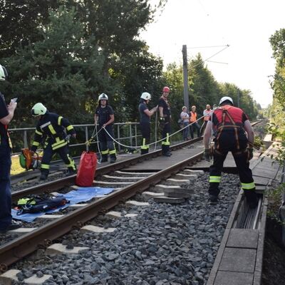 Bild vergr&ouml;&szlig;ern: Kurz nach dem Unfall führte die Freiwillige Feuerwehr Kaufungen Sicherungsmaßnahmen durch. (Bild Rudi Viehmann)