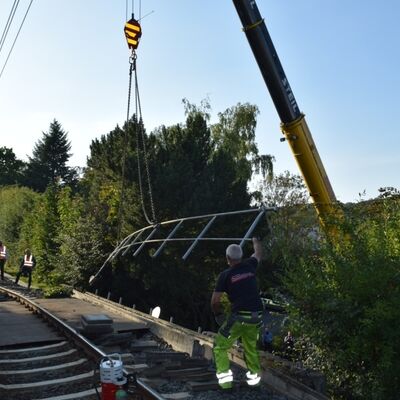 Bild vergr&ouml;&szlig;ern: Inwieweit die Statik der Brücke gefährdet ist, wird derzeit von Experten ermittelt. (Bild Rudi Viehmann)