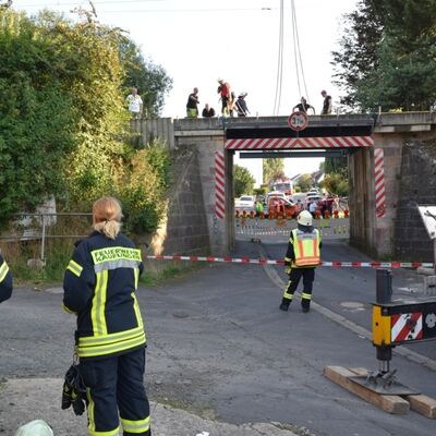 Bild vergr&ouml;&szlig;ern: Brückenteile drohten nach der Kollision herunterzufallen. Diese wurden mit einem Kran beseitigt. (Bild Rudi Viehmann)