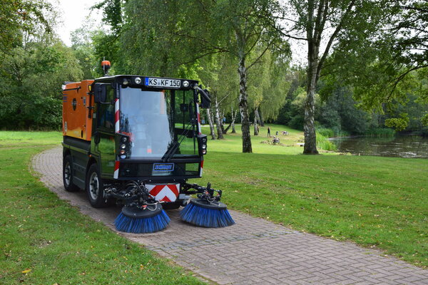 Bild vergr&ouml;&szlig;ern: Eine moderne Kehrmaschine wird zukünftig für ein noch sauberes Ortsbild in Kaufungen sorgen und auf allen öffentlichen Geh- und Radwegen, in Parkbuchten und Haltestellen zum Einsatz kommen, unter anderem im Steinertseepark.